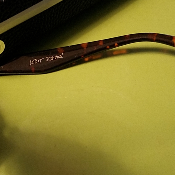 Betsey Johnson cat eye sunglasses - Picture 4 of 4